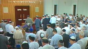 מתפללים בבית הכנסת נווה אביבים בתל אביב. 15.9.1990