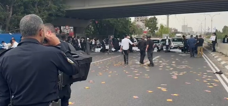 חרדים מהפלג הירושלמי חוסמים את כביש 4 