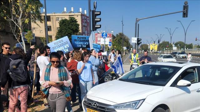 הרכב עלה על המדרכה - וסיכן את המפגינים