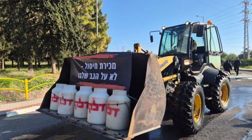 חקלאים ורפתנים מפגינים בצמתים ברחבי הארץ נגד רפורמת החלב: "החלטה מנותקת"