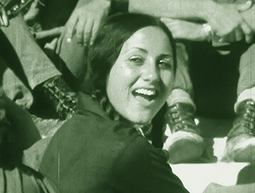 זמרת מופיעה בחזית