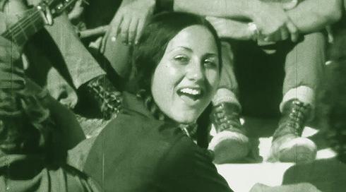 זמרת מופיעה בחזית