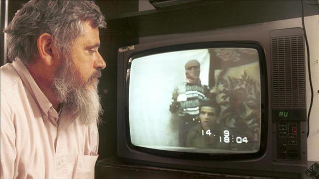 אביו של נחשון וקסמן צופה בו בזמן השבי