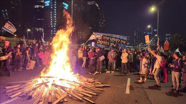 מדורה שהדליקו מפגינים בנתיבי איילון, 25.02.23
