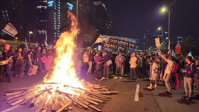 מדורה שהדליקו מפגינים בנתיבי איילון, 25.02.23