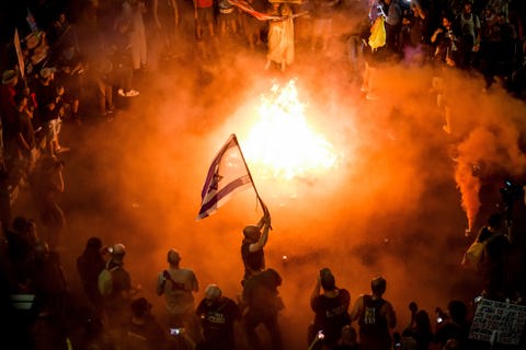 מדורה שהובערה בהפגנות נגד הממשלה ולמען עסקת חטופים