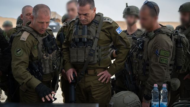 הרמטכ"ל זמיר מדבר עם לוחמים ברצועת עזה