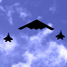 מטוס B-2 חמקן עם ליווי של ארבעה מטוסי F-22