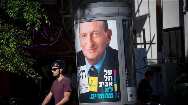 שלט חוצות בתל אביב של רון חולדאי