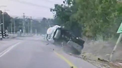 תיעוד: הרכב התהפך - הנוסעים נפצעו קל בלבד