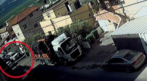 תיעוד: לאור יום - 49 כדורים נורו לעבר כלי רכב ביישוב בצפון