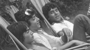 נערים נחים על כיסא נוח. 4.9.1976