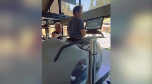 לראשונה מאז התאונה: ג'רמי רנר תועד הולך שוב