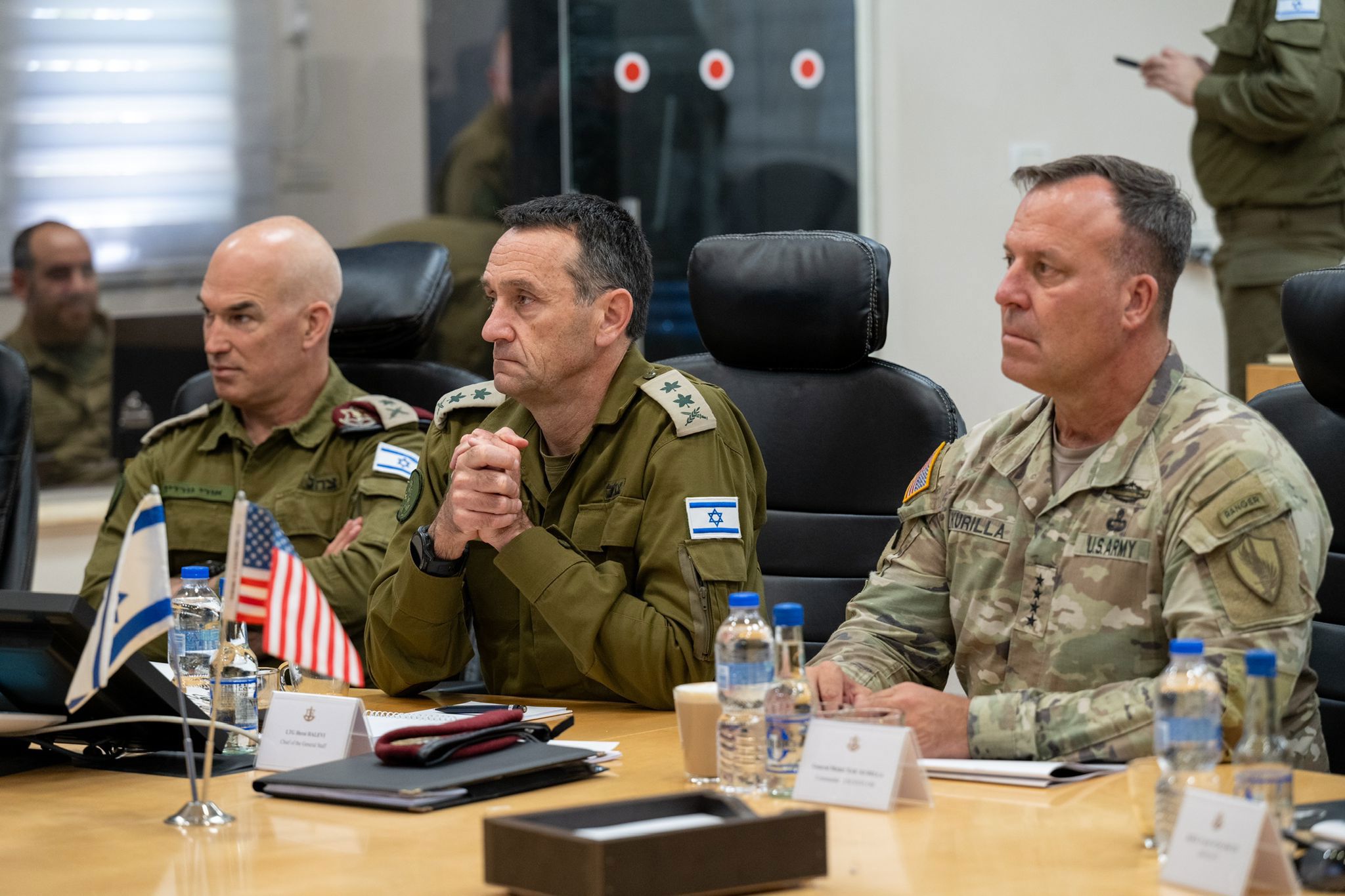 הגנרל מייקל קורילה עם הרמטכ"ל הרצי הלוי ומפקד פיקוד הצפון אורי גורדין