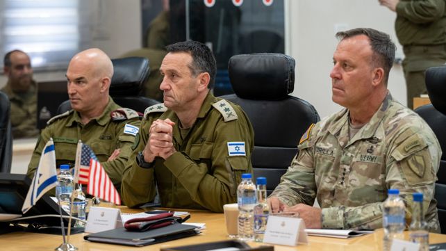 הגנרל מייקל קורילה עם הרמטכ"ל הרצי הלוי ומפקד פיקוד הצפון אורי גורדין