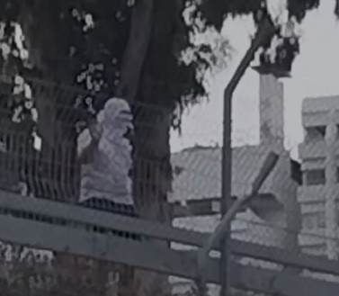 חייל משליך אבנים מבסיס הקריה על מתנגדי הרפורמה