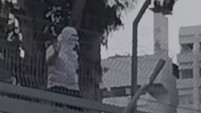 חייל משליך אבנים מבסיס הקריה על מתנגדי הרפורמה
