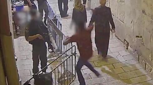 שולף את הסכין ממכנסיו ותוקף לוחם מג"ב: תיעוד פיגוע הדקירה בעיר העתיקה בי-ם