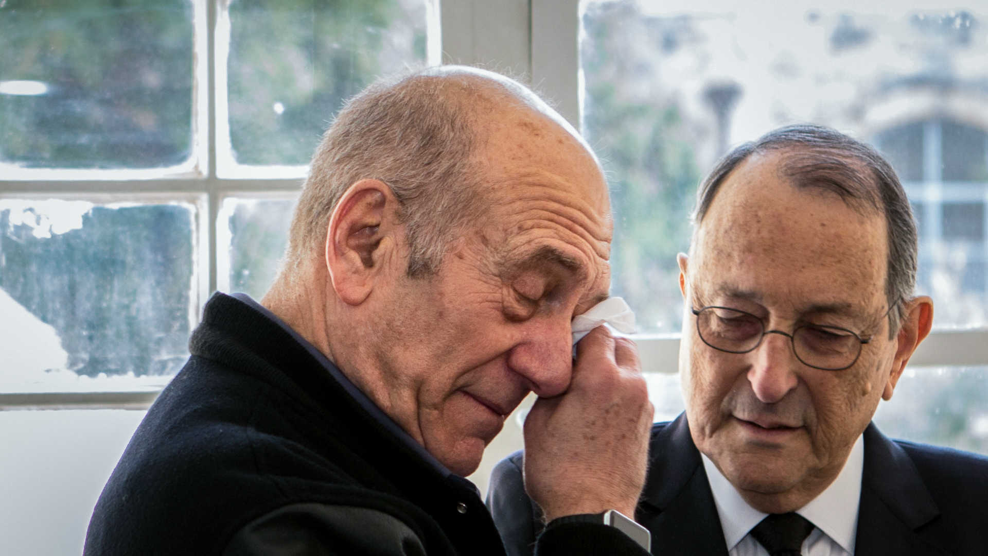 ראש הממשלה לשעבר אהוד אולמרט לצד פרקליטו אלי זוהר,