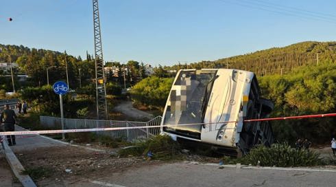 אוטובוס ילדים התהפך בצומת אשתאול: אחד מהם נפצע קשה