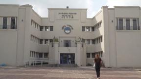 פרק 8 | האיש ששולט בגדרה: מאחורי החלונות הסגורים של ראש המועצה