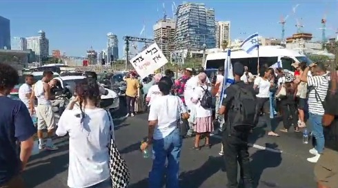 החשוד בדקירת השוטר בהפגנת  "צדק לרפאל" התפרע בדיון