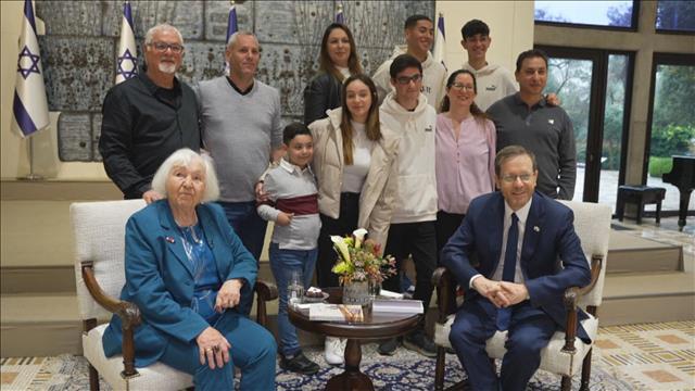 מפגשי הנשיא הרצוג עם שורדי השואה - חדשות שישי 14.04.23