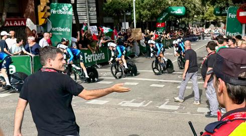 פרצו למסלול ועיכבו את הרוכבים הישראלים: מחאה פרו פלסטינית במרוץ האופניים "וואלטה אספניה"