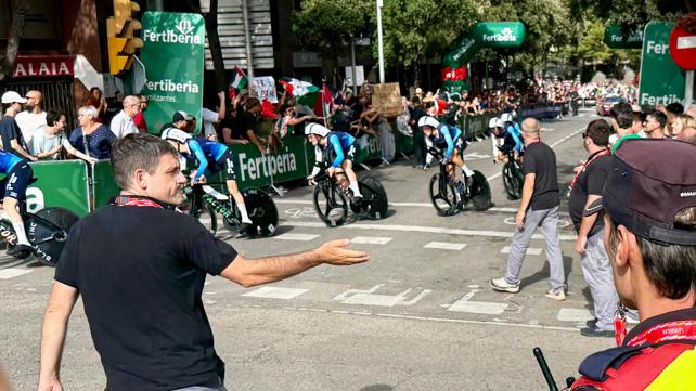 מחאה פרו פלסטינית במירוץ האופניים וואלטה אספניה