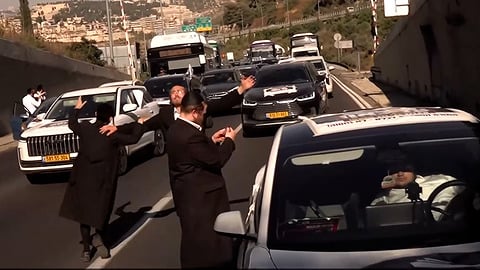 מדינה משותקת: החרדים יצאו לכבישים במחאת ענק נגד מעצר העריקים