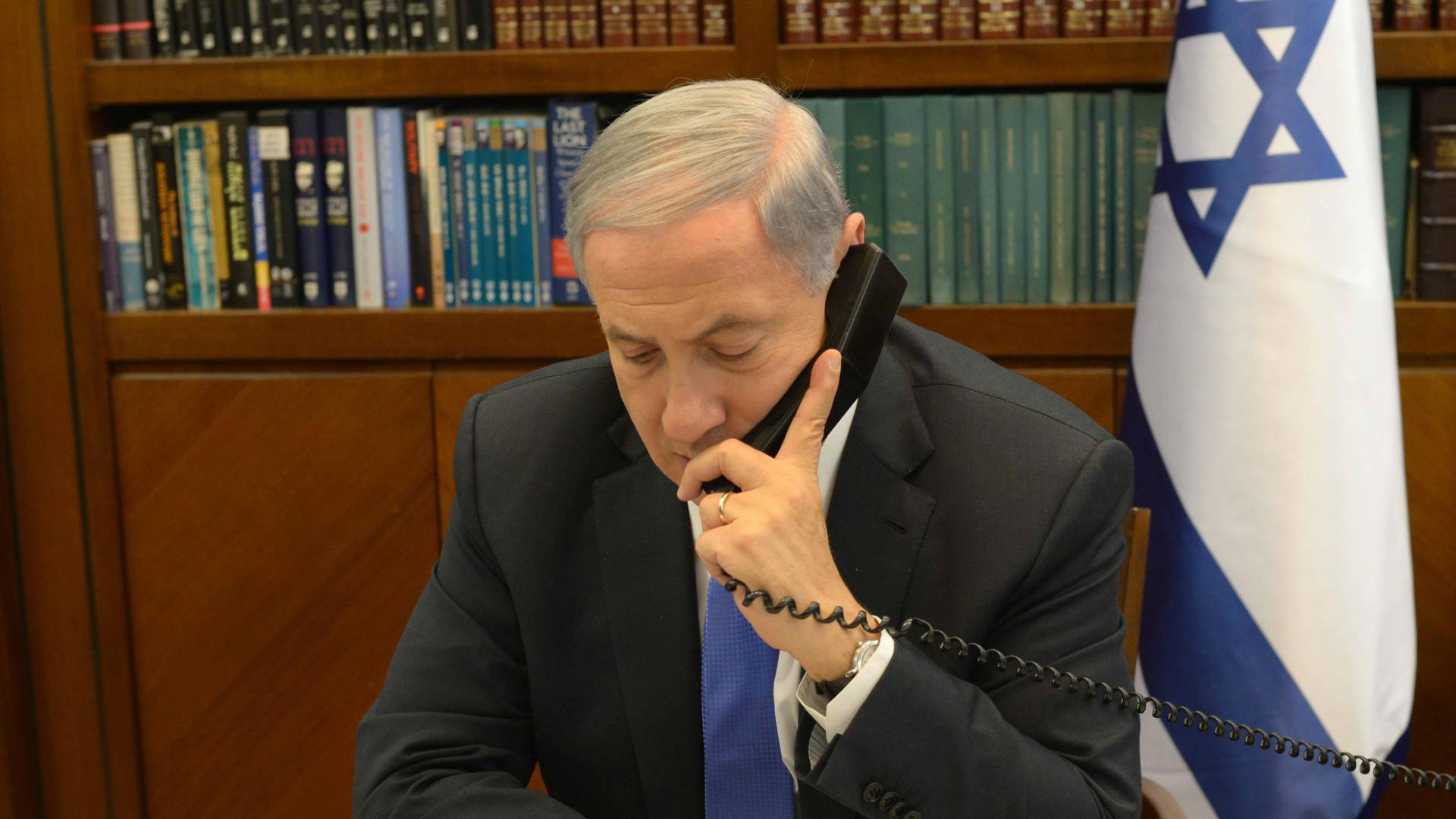 נתניהו משוחח בטלפון בלשכתו