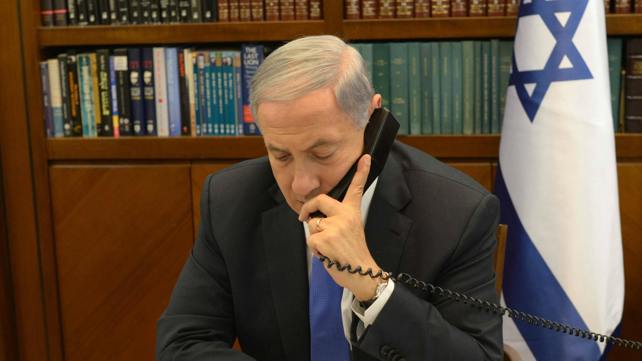נתניהו משוחח בטלפון בלשכתו