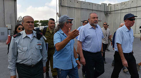 ליברמן בכרם שלום: "אם השקט יישמר - המעבר ייפתח השבוע"