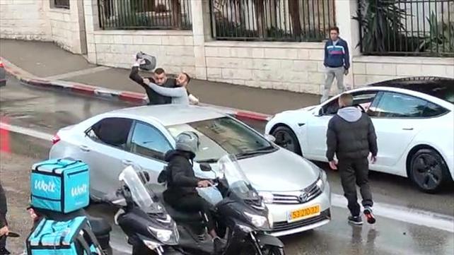 "אהרוג אותך": בגלל עקיפה - רוכב קטנוע תקף נהג בכביש