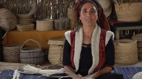 קולעת הסלים: מיכל מלקטת חומרי גלם בסביבתה ויוצרת אומנות תנ"כית ייחודית