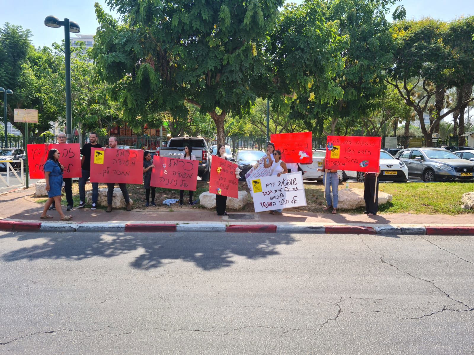 הורים מפגינים נגד אלימות בגן ילדים בנתניה