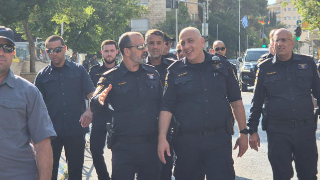 המפכ"ל דני לוי ומפקד מחוז ירושלים בתוואי מצעד הגאווה והסובלנות בירושלים, יוני 2025