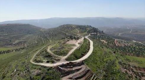 קרב על הנרטיב: הפלסטינים בונים מסגד ליד אתר ארכיאולוגי מימי החשמונאים