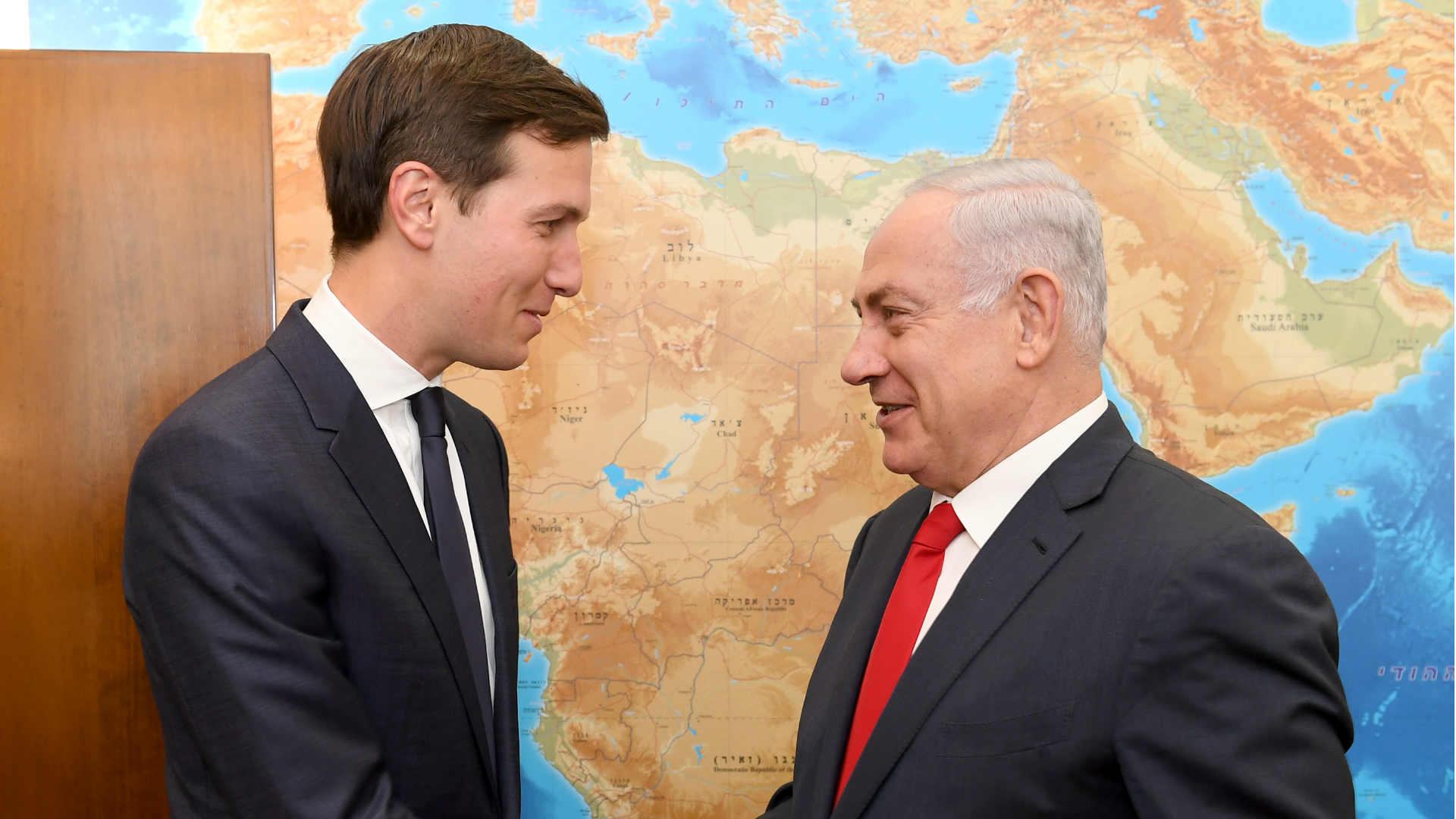 מימין: ראש הממשלה בנימין נתניהו ויועצו של טראמפ ג'