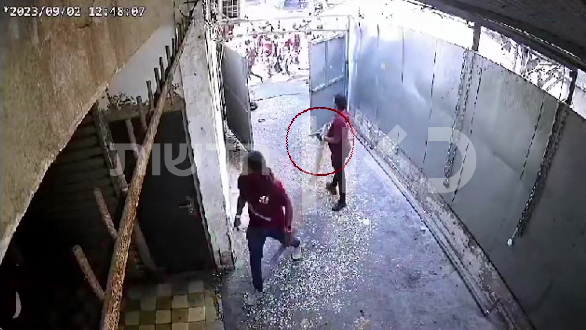 תיעוד בלעדי: אחד הפורעים בת"א תועד עם נשק
