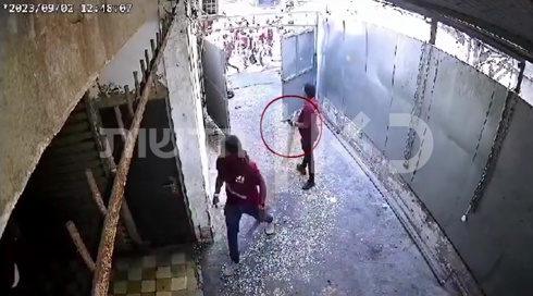 אחד הפורעים במהומות בת"א תועד מחזיק בנשק