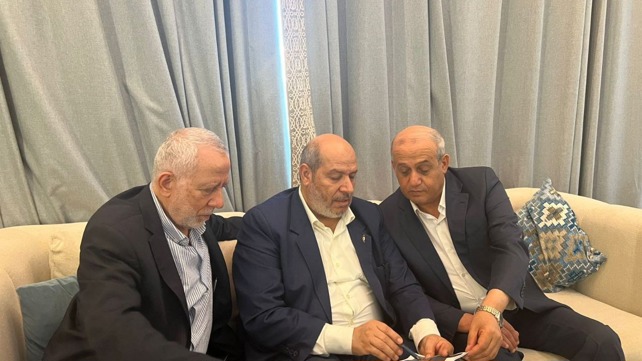 בכירי חמאס עם מפת הנסיגה של צה"ל