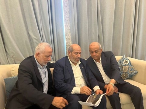 בכירי חמאס עם מפת הנסיגה של צה