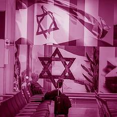 אדם ממתין לטיסתו בשדה התעופה בן גוריון