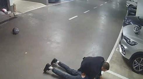 תיעוד: השוטרים ניסו לבצע מעצר - החשודים ברחו מידיהם