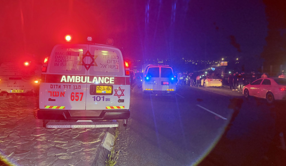 זירת פגיעת רקטה ששוגרה מלבנון ליד כרמיאל, אפריל 2026