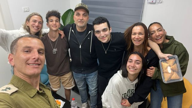 עידן אלכסנדר עם משפחתו