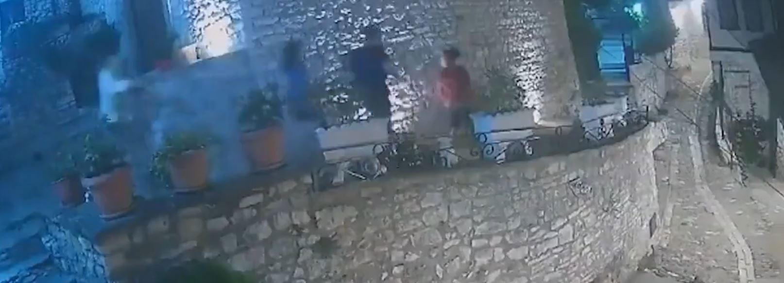איטלקים בורחים ממסעדה באלבניה