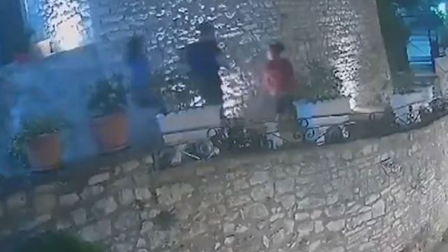 איטלקים בורחים ממסעדה באלבניה