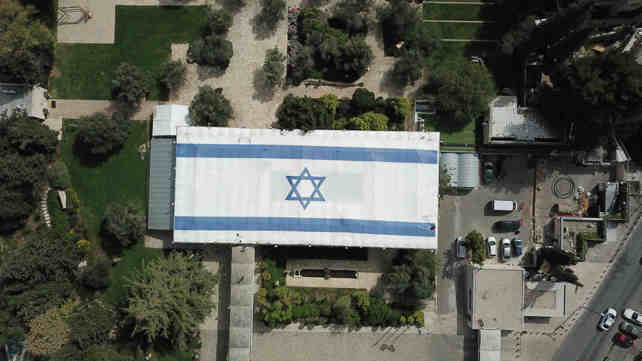 דגל הענק על גג משכן הנשיא